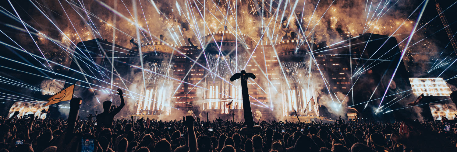 Lasers and crowd at Parookaville